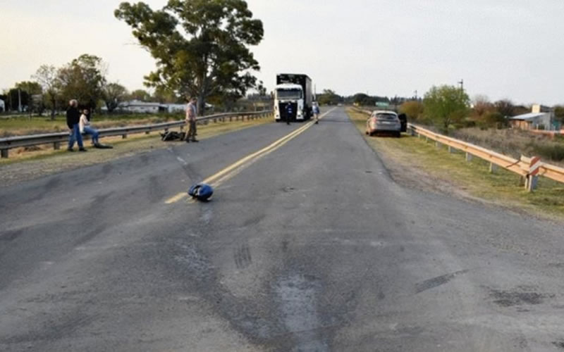 Intentó cruzar con su moto una ruta nacional y fue embestida por un automóvil