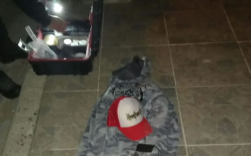 Intentaba robar elementos del interior de un auto