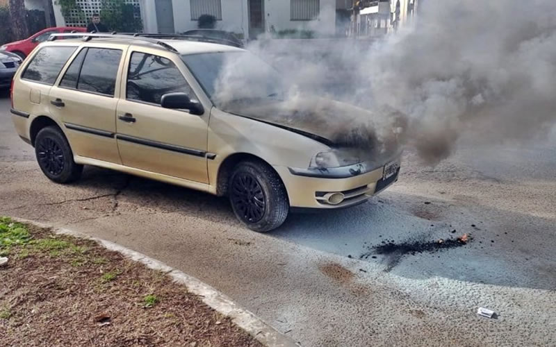 Se le prendió fuego el auto enfrente de la comisaría