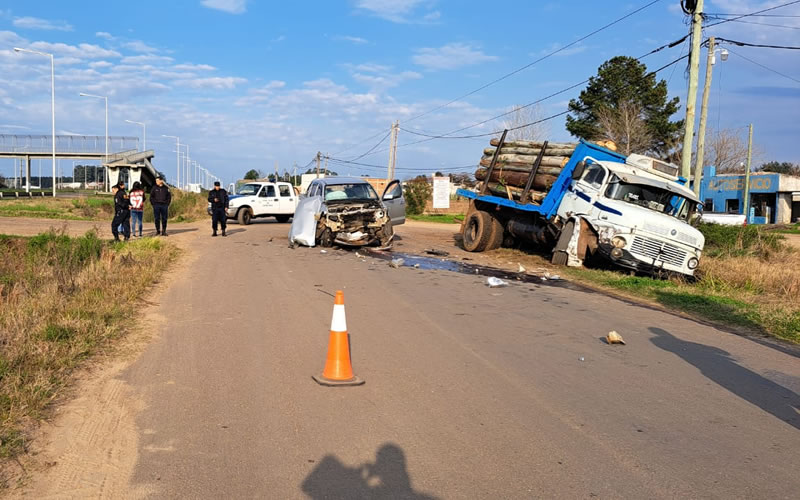 Accidente en la autovía Artigas entre una camioneta y un camión