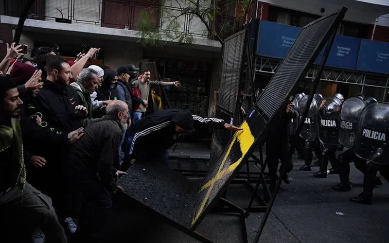 Después de la reunión entre Nación y Ciudad, la policía se retiró del lugar y Cristina Kirchner puso fin a la movilización