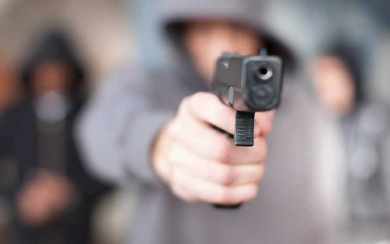 Estaban tomando mate en la plaza y les robaron a punta de pistola