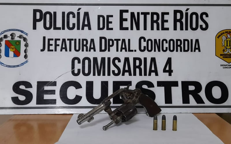 Dos adolescentes iban armados por la calle y fueron detenidos