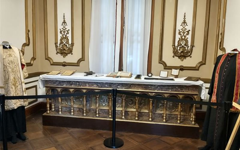 El primer altar de la Catedral de Concordia se exhibe en el Palacio Arruabarrena