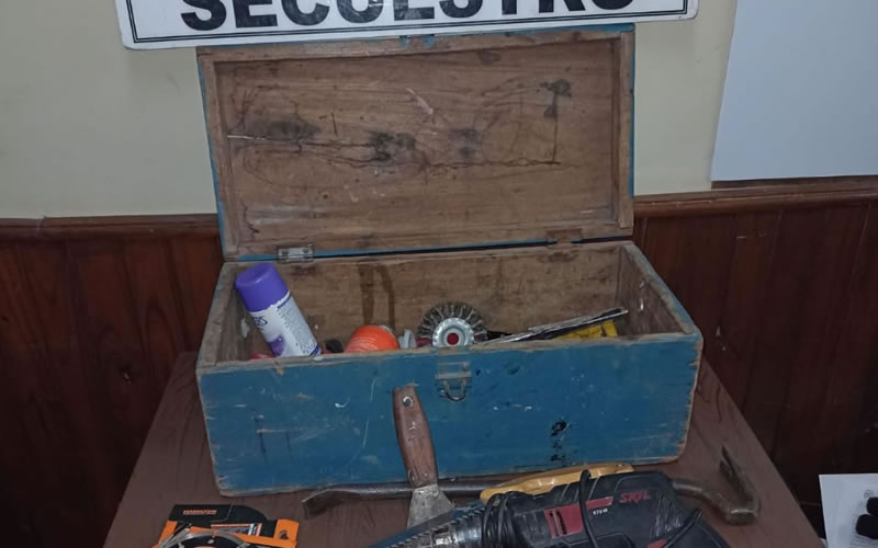 Rompió el vidrio de una camioneta y robó una caja de herramientas