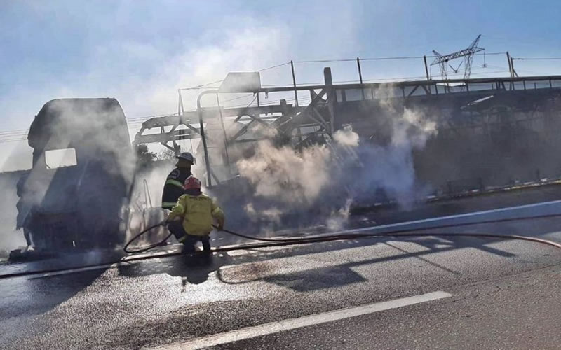 Un camión se prendió fuego en la autovía de la ruta nacional 14