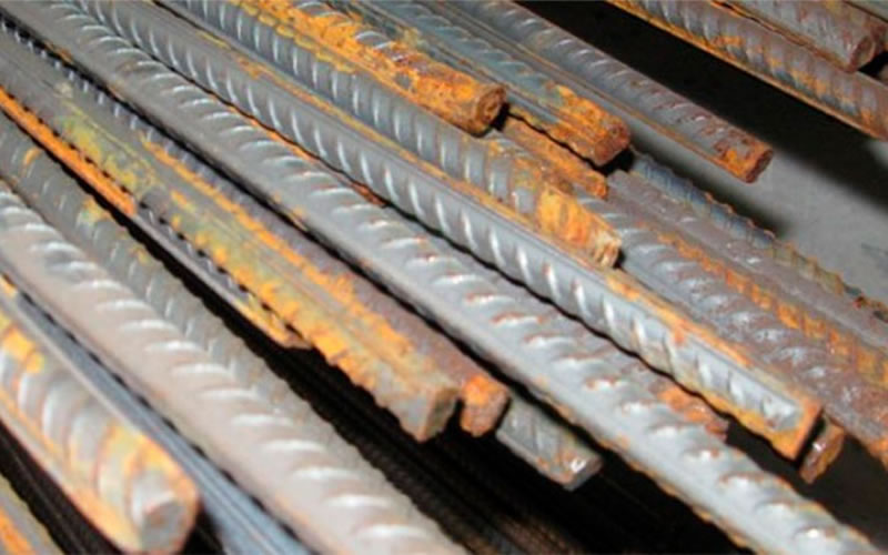 Arrastraba varillas de hierro y al ver a la policía se da a la fuga