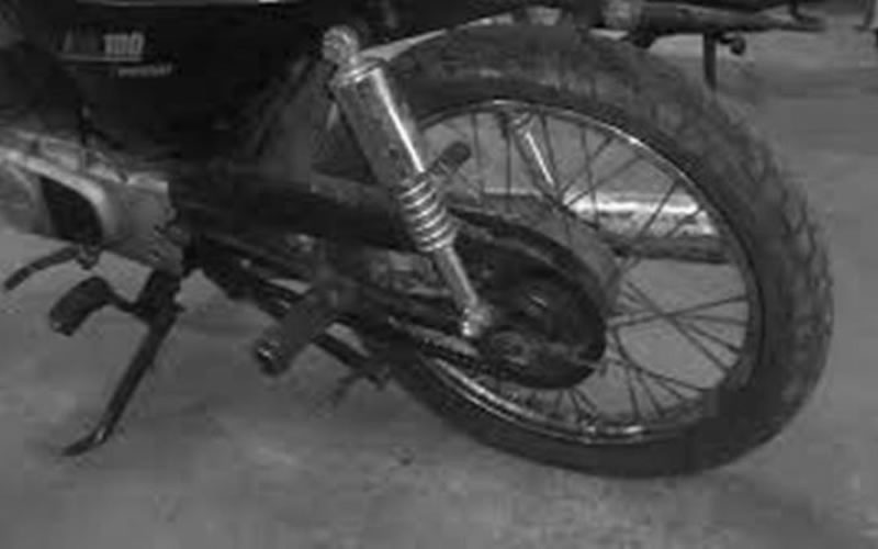 Tenía pedido de captura y se dio a la fuga a toda velocidad con la moto