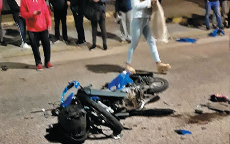 Fuerte impacto entre una moto y auto en avenida San Lorenzo