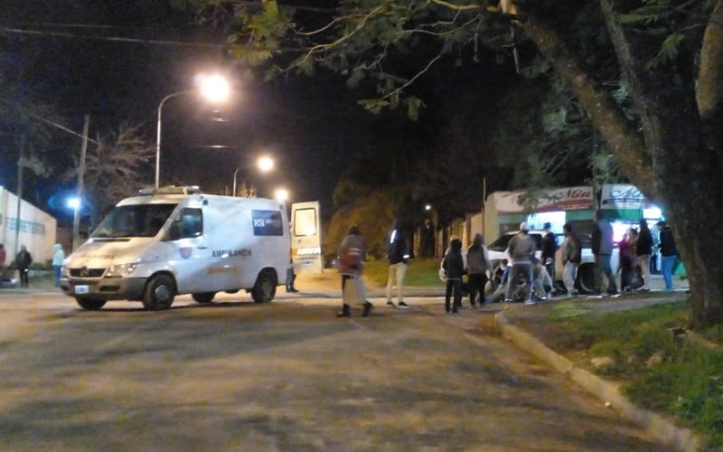 Un peatón fue atropellado por una camioneta y fue trasladado en ambulancia