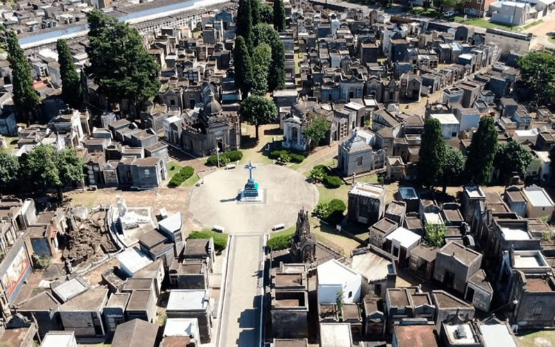 Detienen a un hombre por robar placas en el cementerio