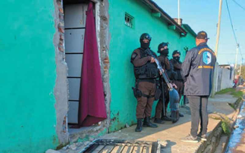 Dos detenidos, armas de fuego y droga lo que arrojaron los allanamientos de este miércoles