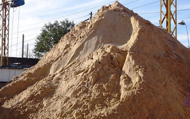 Detenidos por robar arena del frente de una vivienda en construcción