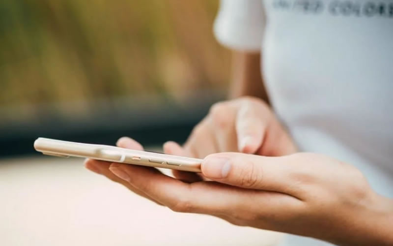 Le robó el celular a su nieta y lo persiguió en el auto