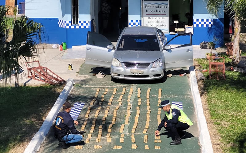 Secuestran 182 paquetes de marihuana ocultos dentro de un auto