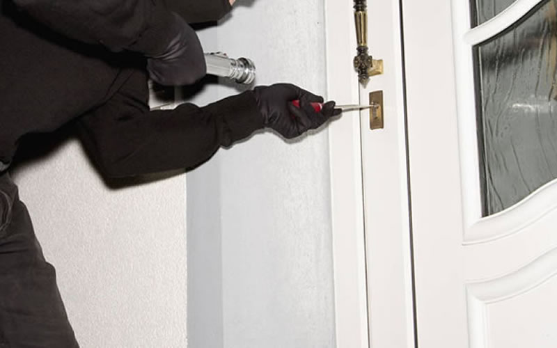 Cuando regresaba a su casa una joven se topó con un hombre en el interior