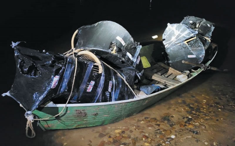 Prefectura detuvo una embarcación con muebles de contrabando