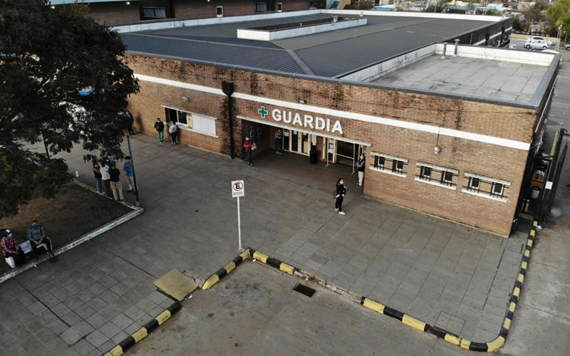 Motociclista lesionado tras chocar contra un colectivo