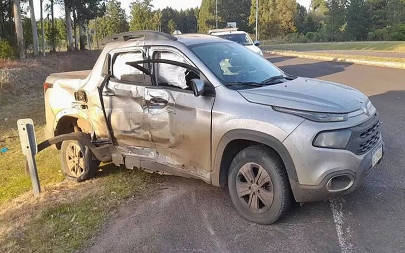 Fuerte impacto entre dos camionetas