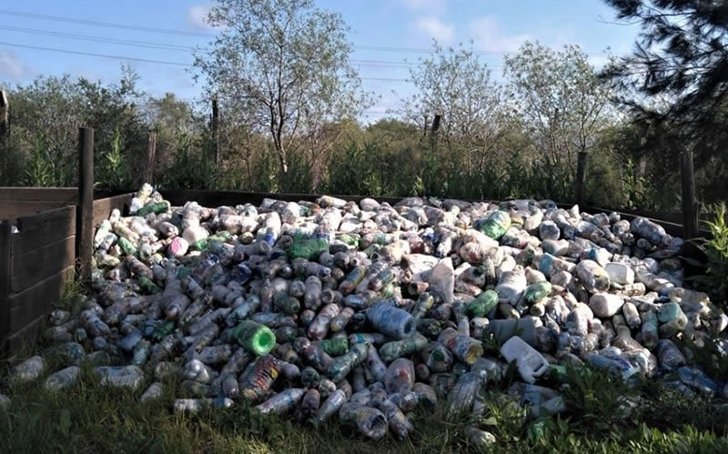 Alumnos de una escuela de Colón recolectaron botellas plásticas colaborando con la planta de reciclado municipal