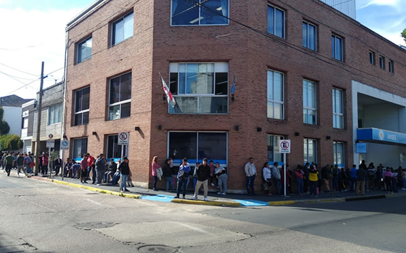 Larga espera en ANSES por el refuerzo de 45.000 pesos