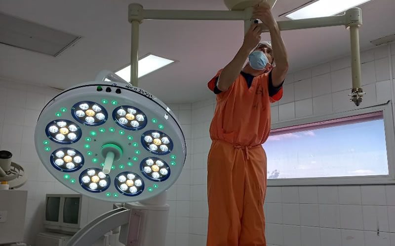 El hospital Masvernat incorporó una lámpara cialítica para uno de sus quirófanos