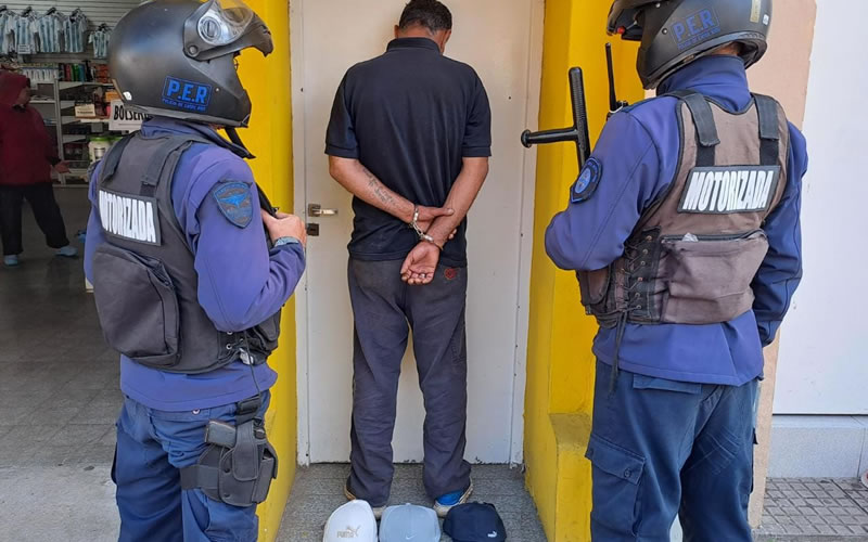 Entró a un negocio a robar y no se dio cuenta que lo estaban filmando