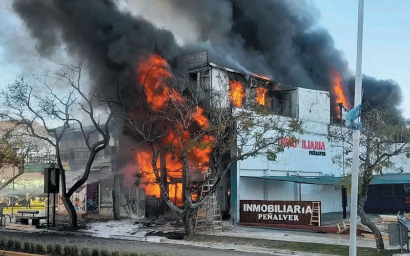 Federación: Una «vela encendida» habría sido la causa que desató el incendio que arrasó con una pinturería y provocó su derrumbe