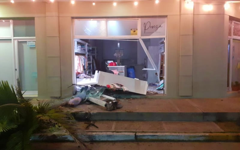 A bordo de una 4×4 chocaron una tienda de ropa y fueron detenidos