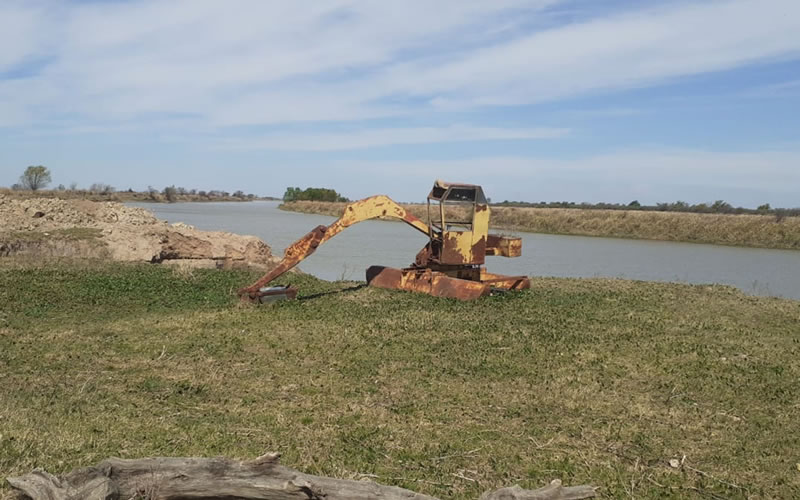 Detectaron maquinaria construyendo terraplenes ilegales y desviando el río en islas entrerrianas