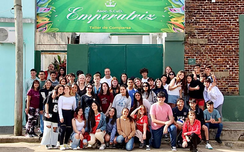 Comparsa Emperatriz recibió en su taller a estudiantes extranjeros y continúa fomentando al carnaval como una actividad cultural