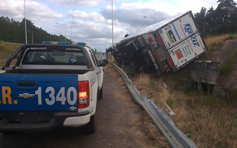 Pierde el control del camión y vuelca de costado en la Autovía Artigas