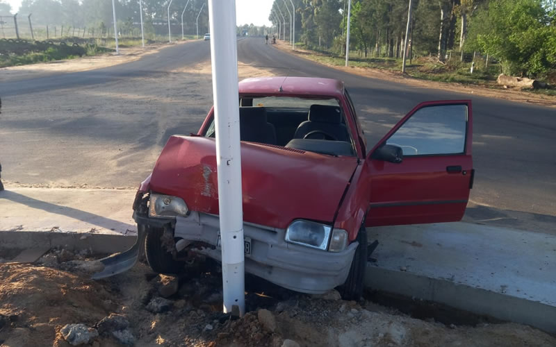 Impactó de frente contra un poste de luz y terminó en el hospital