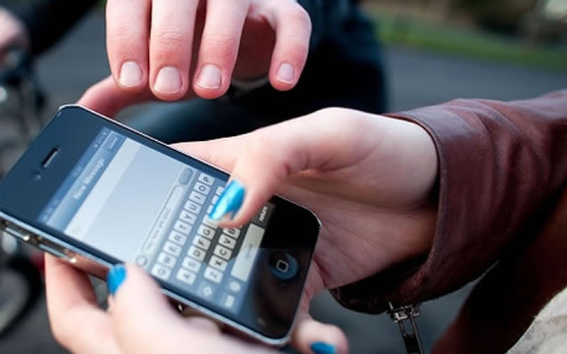 Intentó robarle el celular a una mujer pero los vecinos lo detuvieron