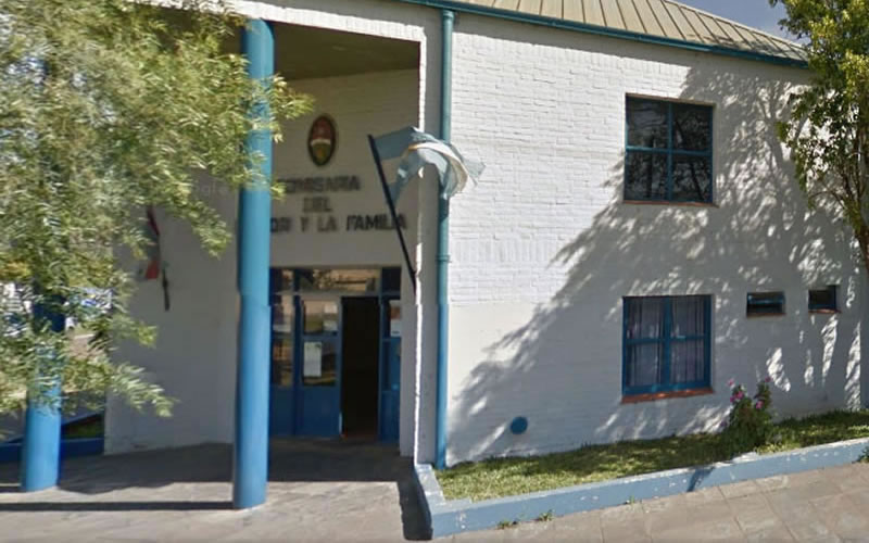 Tenía arresto domiciliario y la policía la vio caminando por la calle