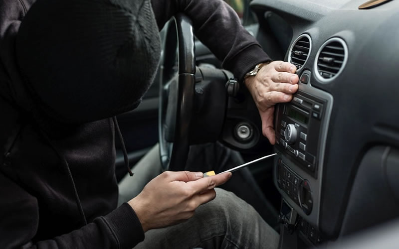 Lo descubrieron in fraganti robando un auto