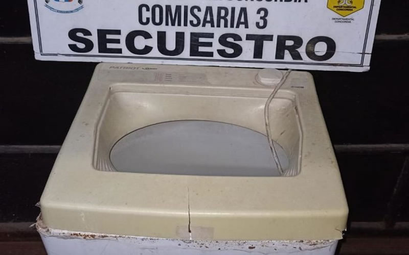 Caminaba con un lavarropas encima e intentó darse a la fuga