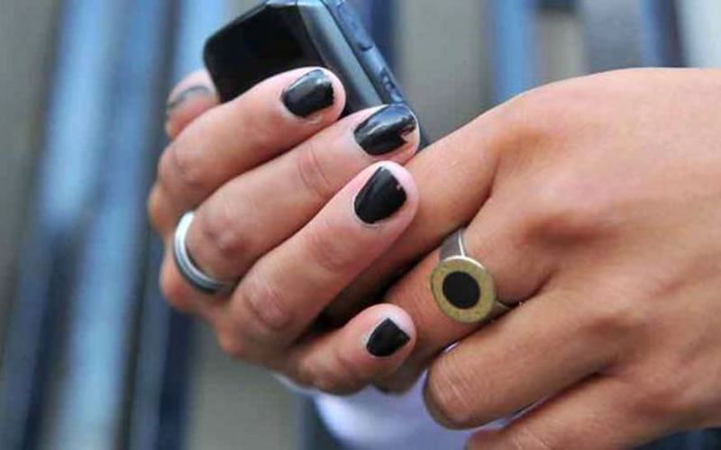 Una mujer accionó el botón antipánico y la policía detuvo a un hombre en su casa