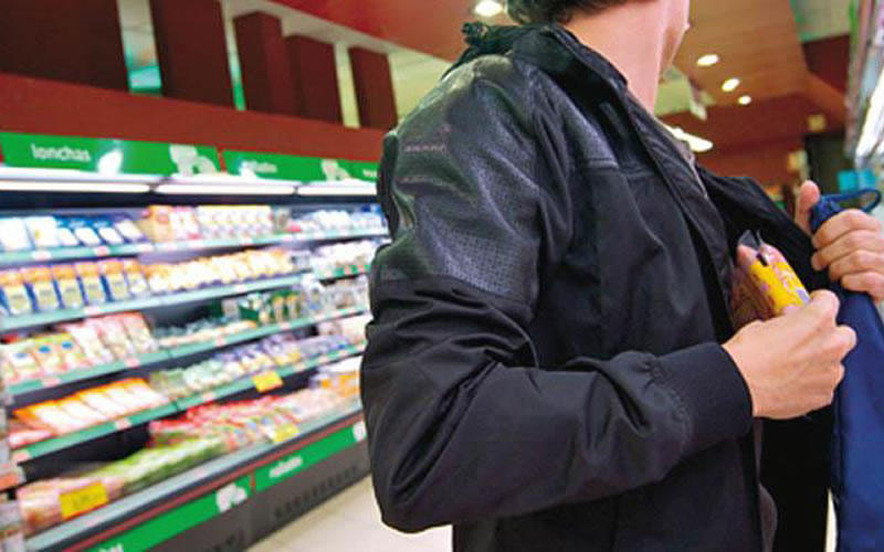 Estaba robando en un supermercado y lo descubrieron a través de las cámaras de seguridad