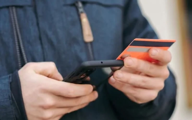 Tarjetas al límite: Los créditos disponibles para compras van detrás de la inflación y afectan al consumo