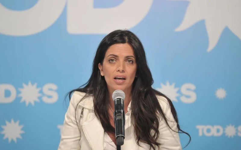 Denunciaron a la titular del PAMI Luana Volnovich por la compra de cotillón para el Mundial