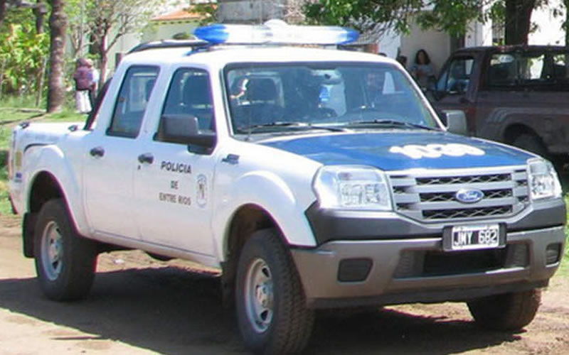 Estaba generando disturbios con un palo y los vecinos llamaron a la policía
