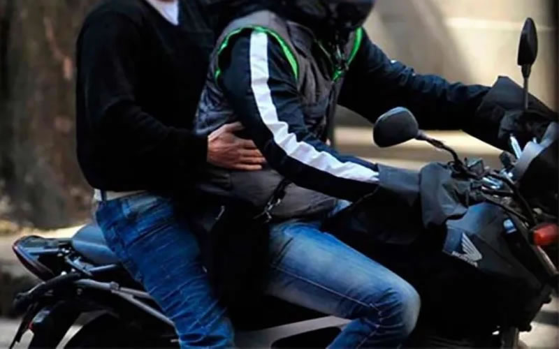Motochorros lo golpearon con una botella y le robaron el celular