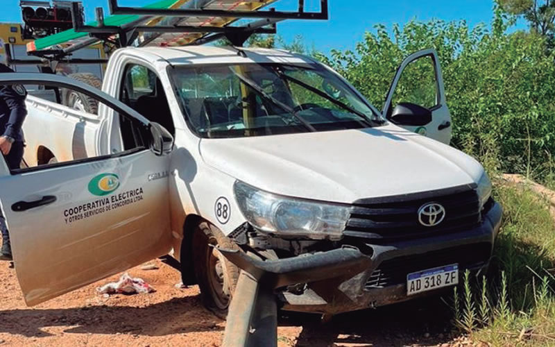 Camioneta de la Cooperativa Eléctrica impactó contra el guardarrail
