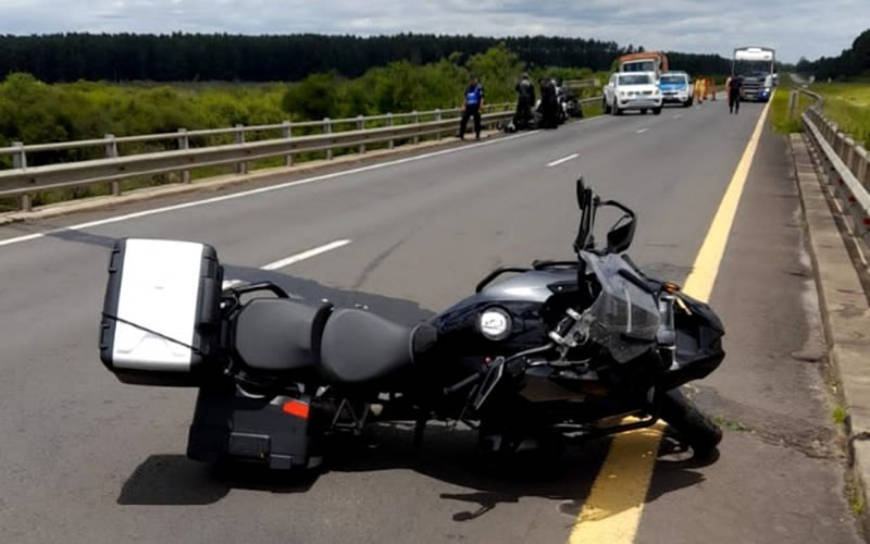 Brasileños que viajaban en moto se accidentaron en la autovía 14 y sufrieron heridas graves
