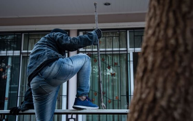 Descubrió un ladrón durmiendo dentro de su casa
