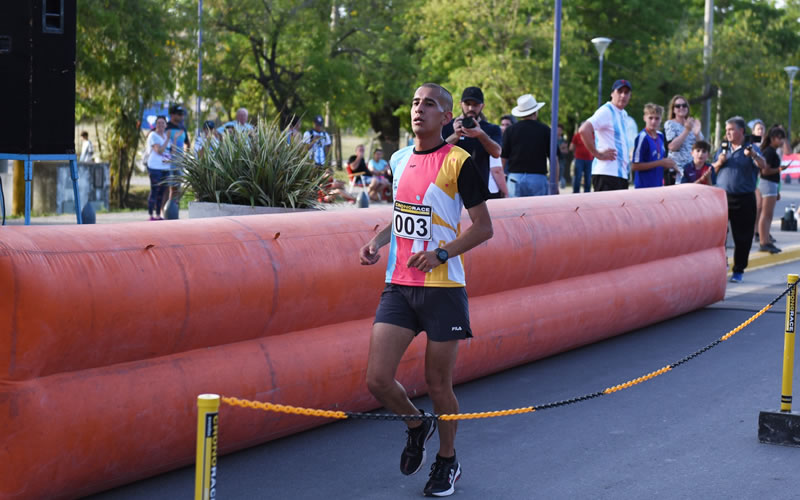 El concordiense Juan Segovia inscribió por primera vez su nombre como ganador de la Maratón de la Avicultura en Crespo
