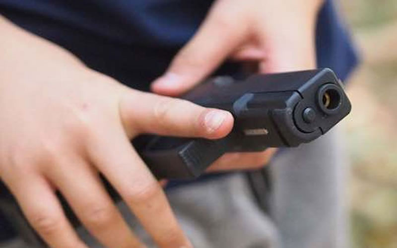 Detienen a menores que portaban un arma de fuego en la vía pública