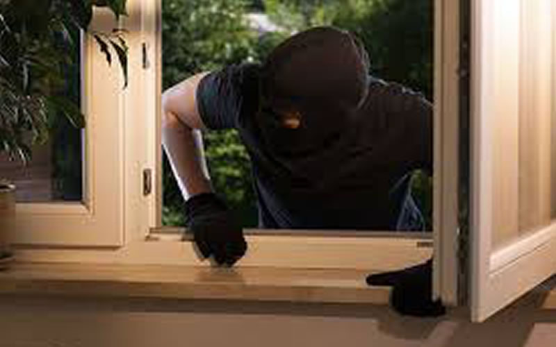 Los vecinos le avisaron a una mujer que un ladrón estaba ingresando a su casa