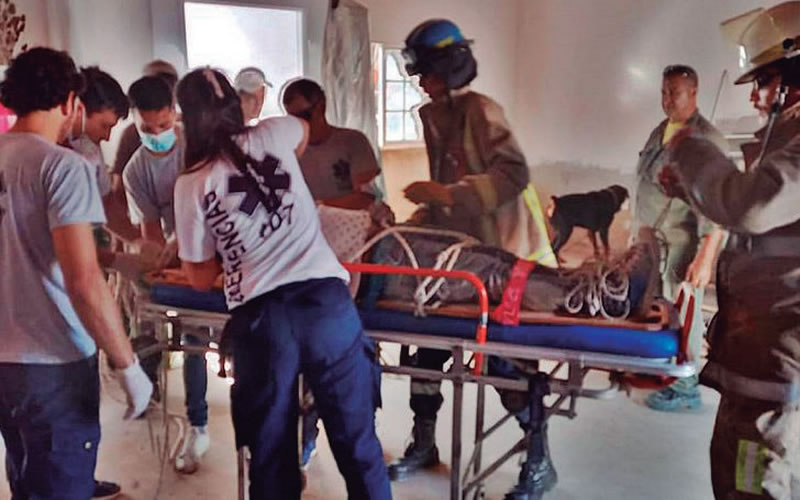 Trabajador de una construcción sufrió una caída y se golpeo fuerte la cabeza